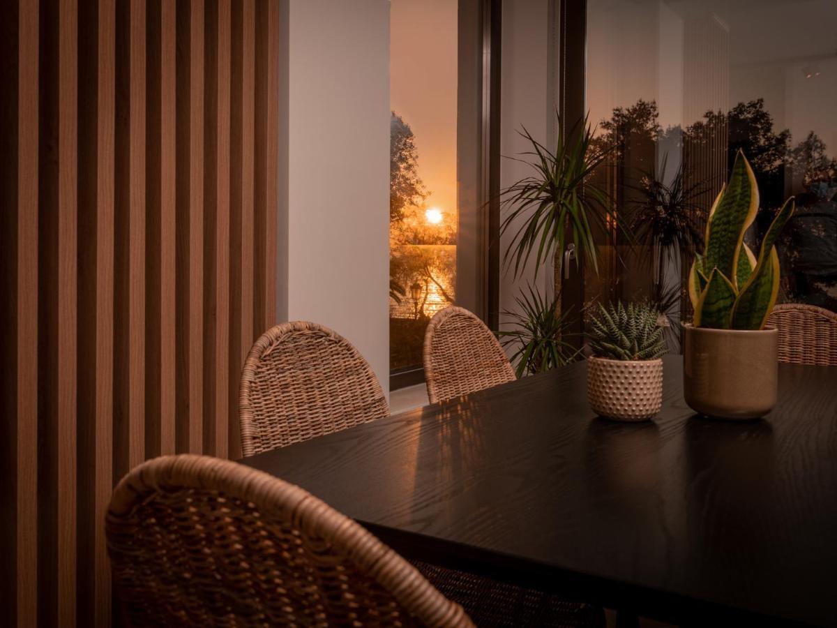 Point Ephemere Beachfront Apartments ไซคิย์นธอสทาวน์ ภายนอก รูปภาพ