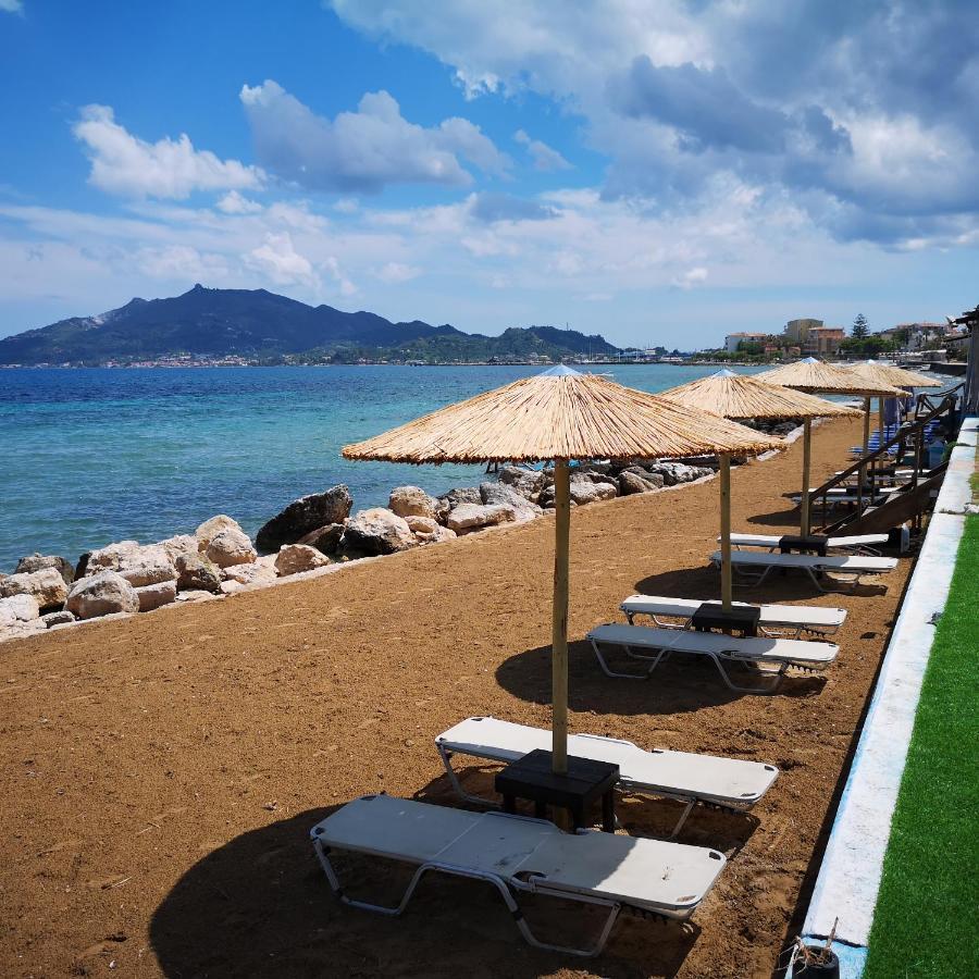 Point Ephemere Beachfront Apartments ไซคิย์นธอสทาวน์ ภายนอก รูปภาพ